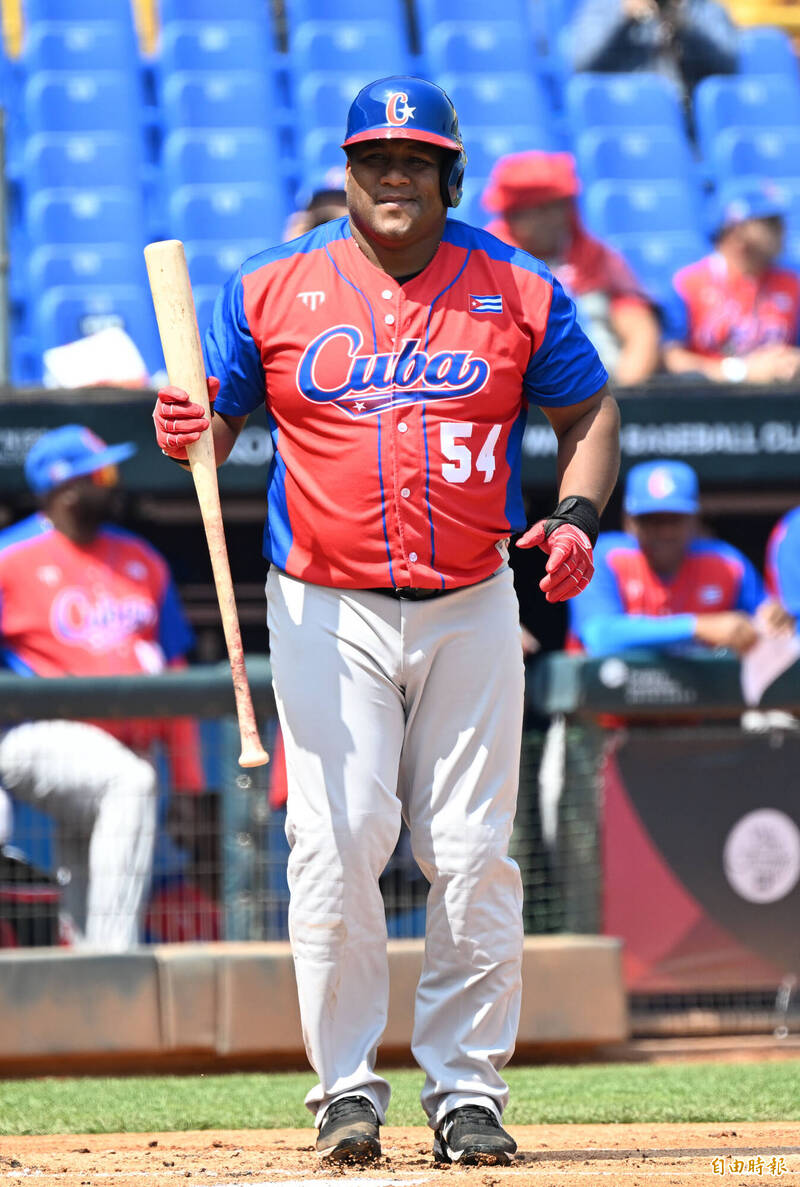 棒球》傳奇重砲降臨中國賽場! 日職184轟全壘打王首秀火速敲安