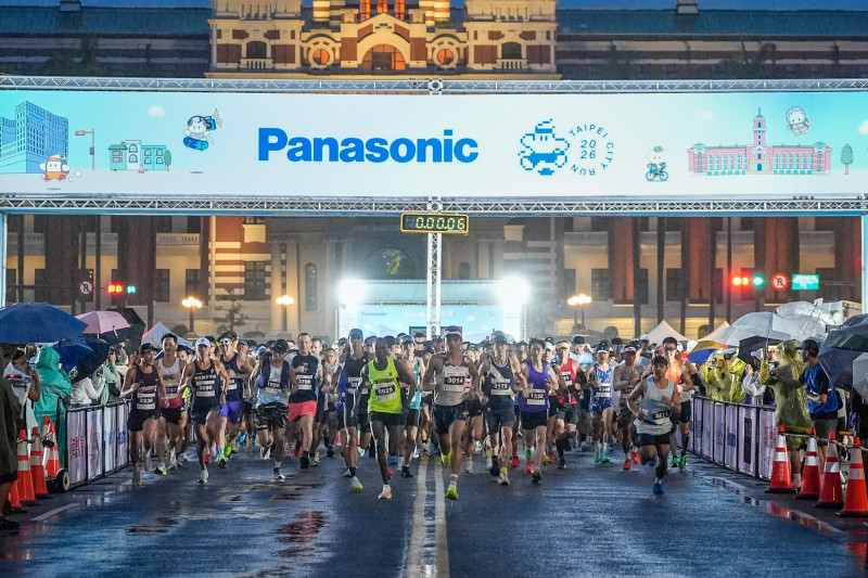 路跑》風承顥、朱盈穎Panasonic台北城市路跑賽奪冠 抱回無邊框鏡面雙門電冰箱