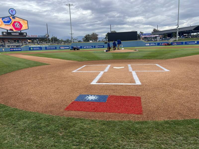 MiLB》道奇1A台灣日大驚喜 國旗彩繪印上球場紅土