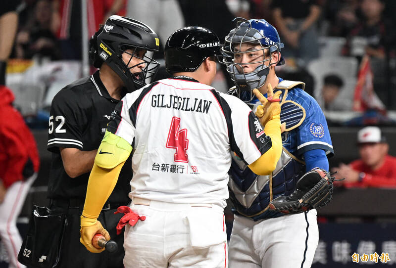 中職》味全龍9局下爆氣反攻 把曾竣岳打退場