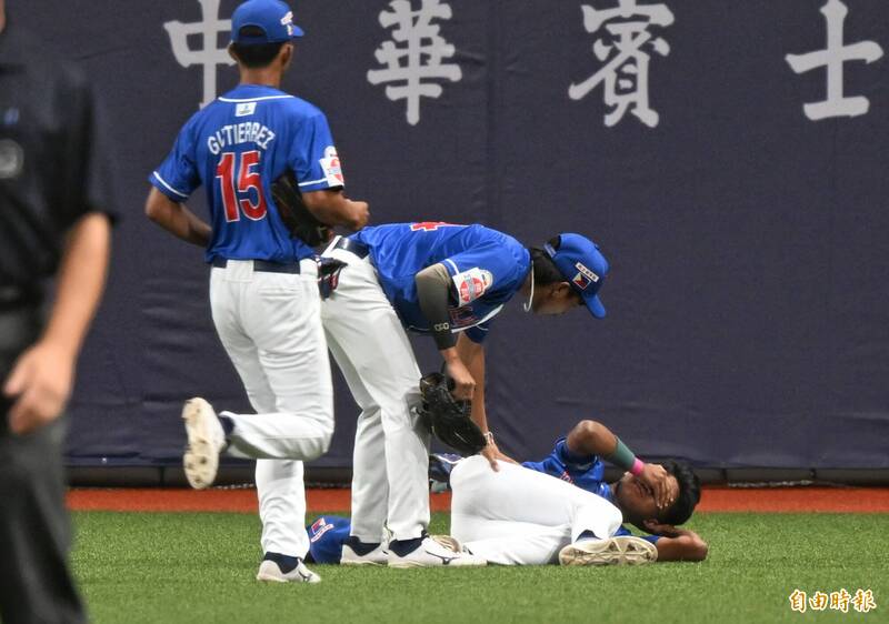 U18亞青》驚悚！ 飛球直擊菲律賓外野手臉部緊急退場