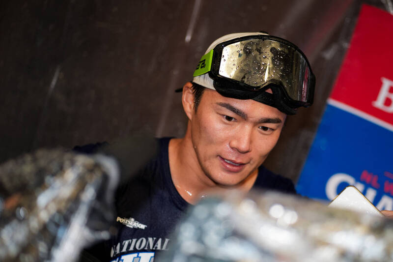 MLB》道奇香檳浴插曲!山本由伸被工具人「惡搞」 讓他措手不及