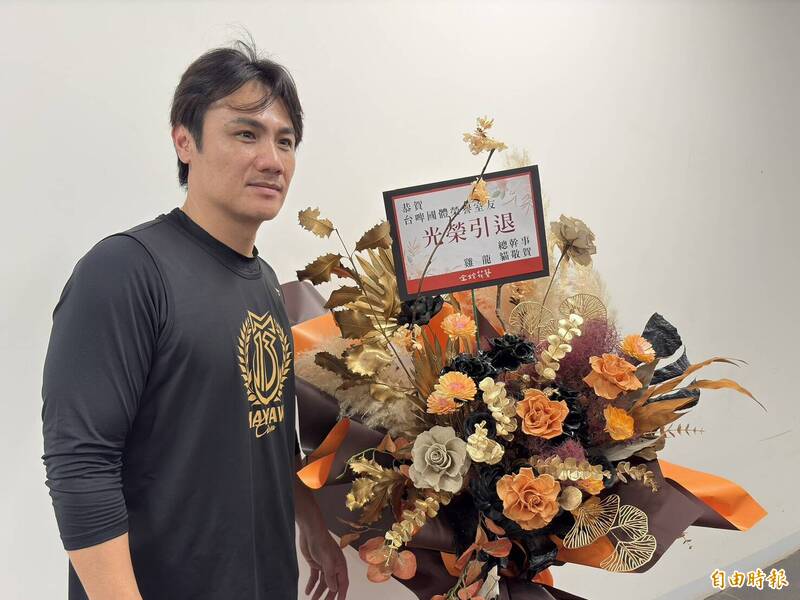 中職》陳鏞基引退賽首日 昔日好友送花籃祝福
