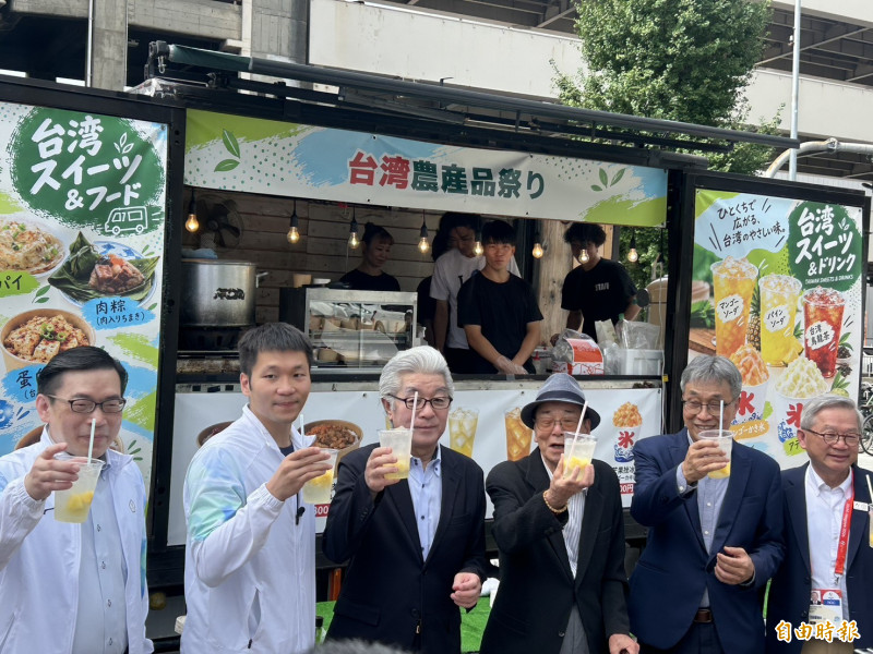 亞運前線》李洋現身台灣農產品特展揮拍玩遊戲 一度進不了有點不服氣