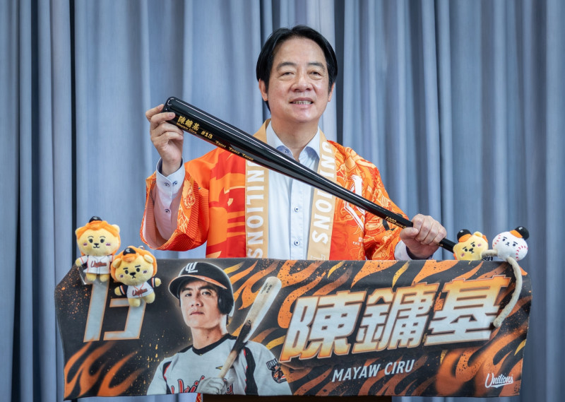 陳鏞基光榮引退！ 獅迷賴清德贈特製球棒 預祝統一獅「明年總統府見」