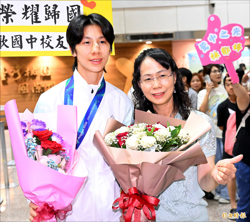 亞運》林郁婷2屆「金」主 媽媽機場接機
