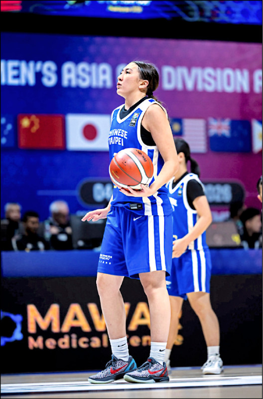 U18台灣隊首秀 張巧萱強摘11分