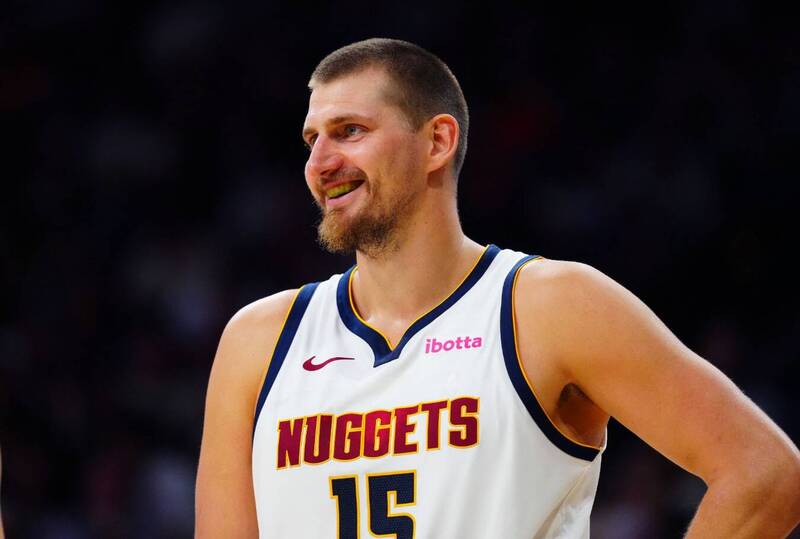 NBA》超神背後妙傳！ 橫跨底線越過3個防守人 約基奇熱身賽就開大絕