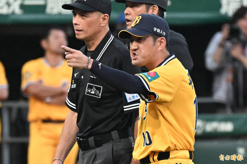 中職》G2開局就氣炸了!平野惠一不爽判決 揮手要球員回休息室