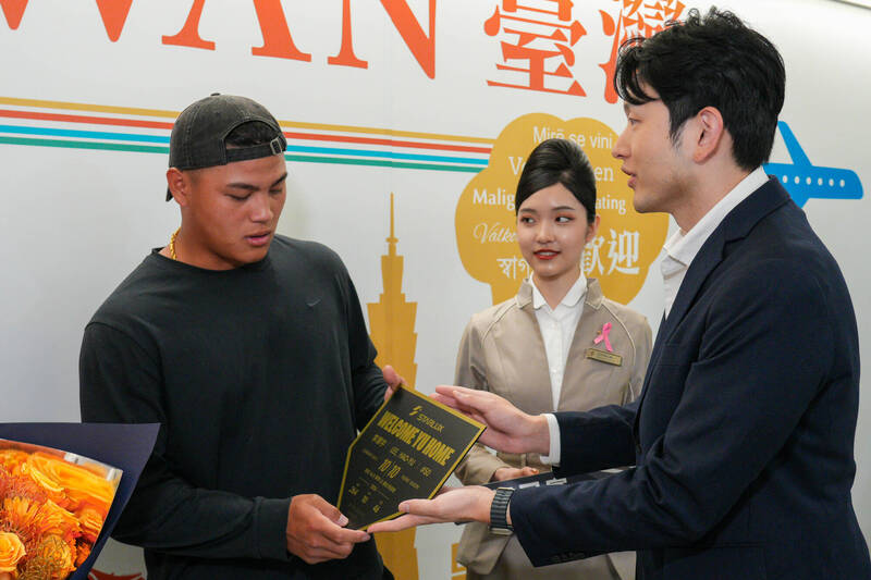 旅美好手李灝宇返台 星宇航空贈「本壘板」紀念單季10轟