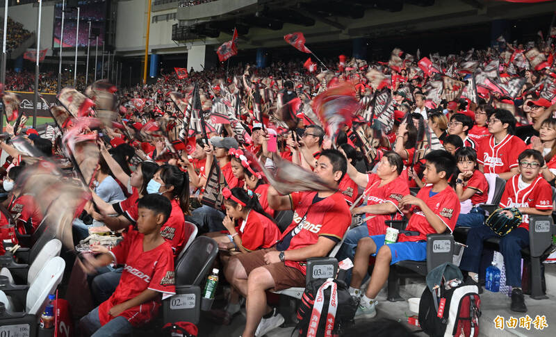台灣大賽》史上首場龍象大戰票房開紅盤! 球團宣布滿場