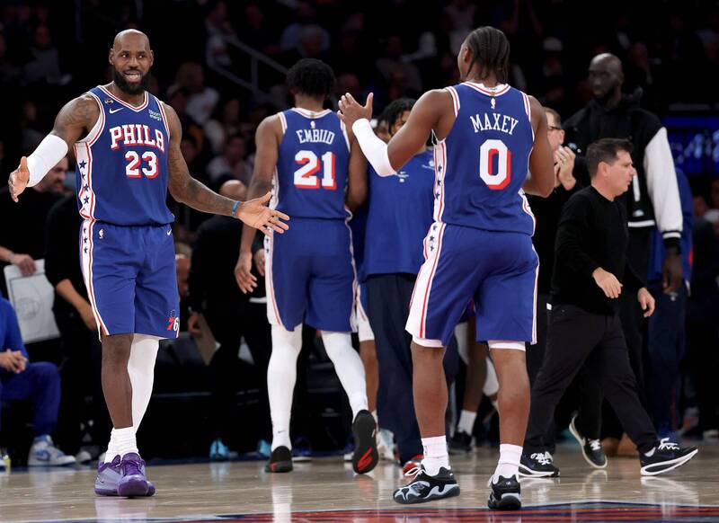 NBA》詹姆斯轉隊首秀繳14分 七六人逆轉衛冕軍尼克開紅盤