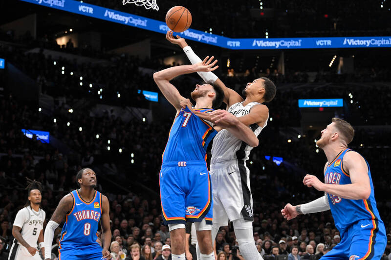 NBA》開幕日大場面!霍姆格倫遭福克斯「過肩摔」爆發衝突(影音)