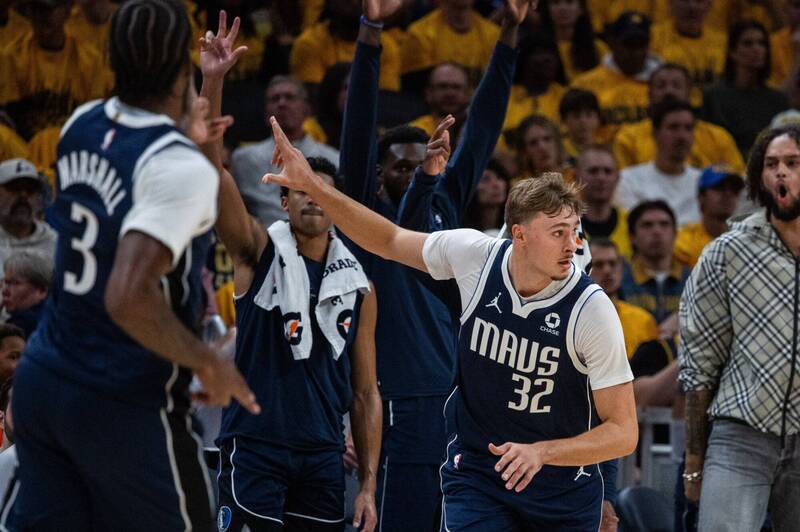 NBA》佛拉格遭溜馬惡意犯規傷退 打17分鐘繳狂數據助獨行俠搶首勝