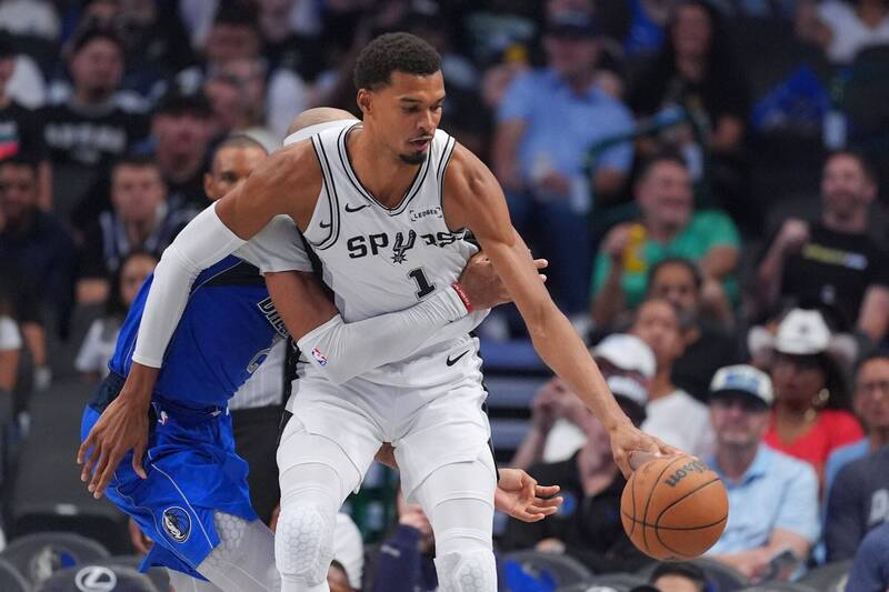 NBA》溫班亞瑪23分領軍 馬刺擊敗殘陣獨行俠終止2連敗開胡