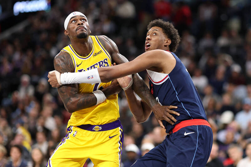 NBA》開季坐冷板凳!15億防守悍將終於「解凍」 湖人主帥給出評價