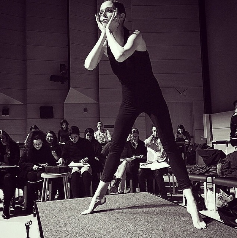Coco Rocha受邀擔任美國帕森學院（Parsons）的人體模特兒，讓學生描繪她的時尚之姿。（擷取自Coco Rocha Instagram）