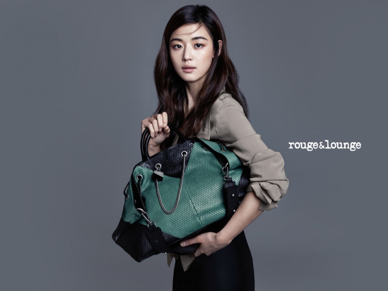 堪稱韓國時尚意見領袖的全智賢，藉由包款讓造型更強大。（rouge&lounge提供）