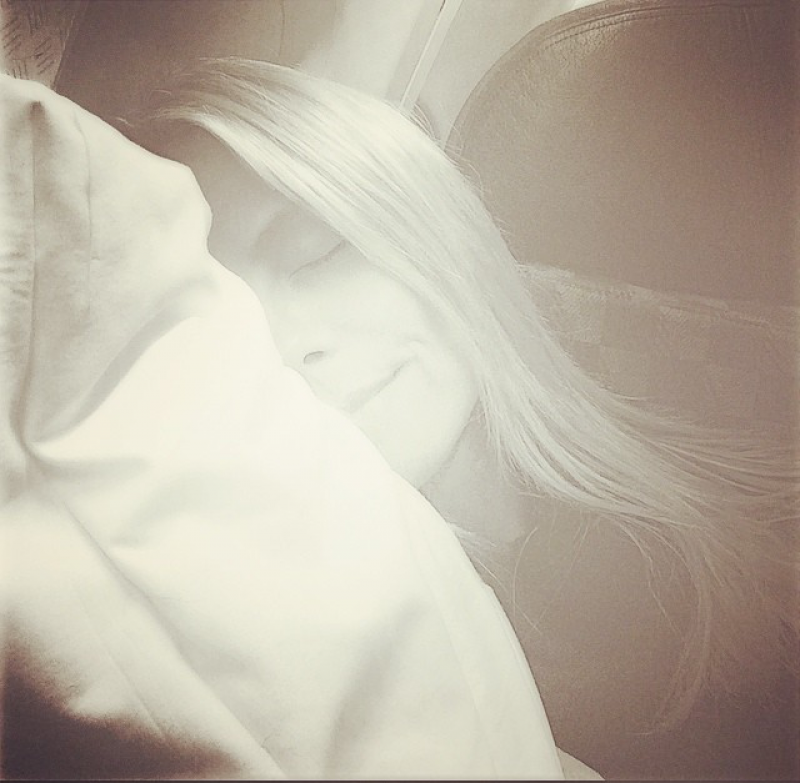 德國名模海蒂‧克隆（Heidi Klum ）藉由躺在光線斜照處，過曝搭配Instagram濾鏡效果，修飾可能的素顏瑕疵。（圖片擷取自Instagram）
