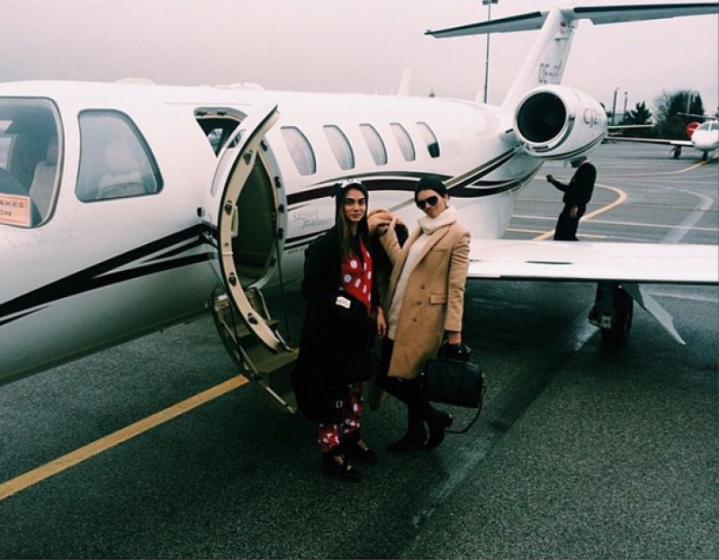 Cara和Kendall即將登上老佛爺的私人飛機從薩爾斯堡（Paris-Salzburg）飛往參加英國時尚大獎（British Fashion Awards）。（圖片截取自Instagram）
