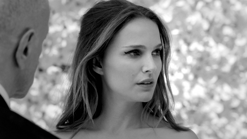 娜塔莉‧波曼（Natalie Portman）在步上紅毯前，面對紅毯那端不是自己真愛的新郎感到矛盾。（迪奧提供）