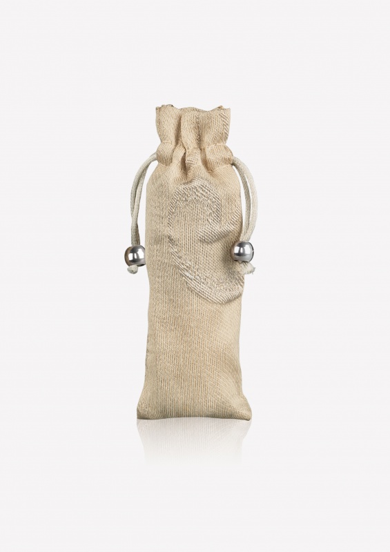 每一款單品都搭配與2015 GIORGIO ARMANI春夏服裝系列相同布料的裸金色卡迪絲綢刺繡束口袋。