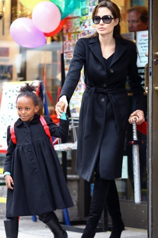 裘莉與女兒的母女裝也用黑色系完成。（圖片擷取自sheknows）