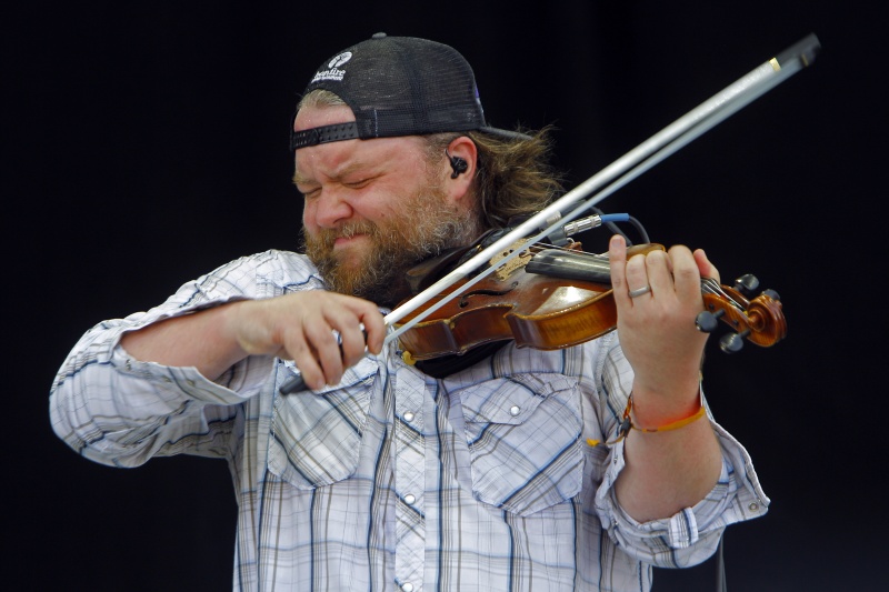 Ryan Young with Trampled by Turtles（美聯社）