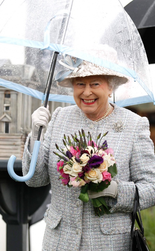 就愛同一色！英女王伊莉莎白「傘街拍」網上瘋傳
