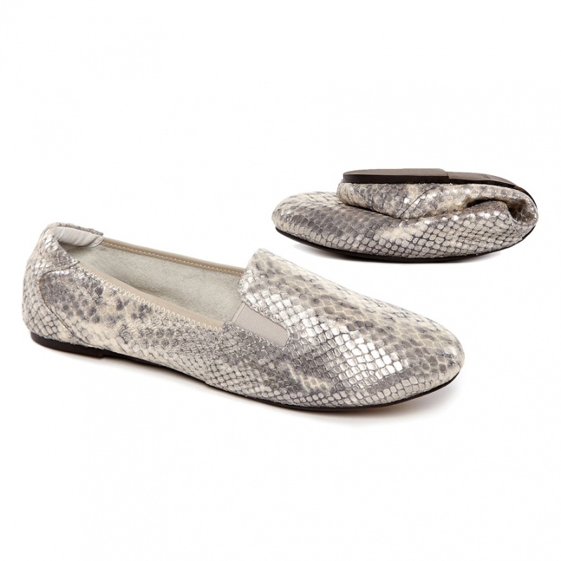Cocorose London by SHOE PLUS 銀色真皮樂福鞋 蛇紋摺疊款 優惠價 4,606元。