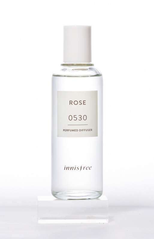 innisfree居室純粹香頌（Rose 玫瑰）／720元
剛下完陣雨後，沾著清澈雨珠的紅玫瑰和綠葉搭配在一起，散發出清香。深吸一口這樣的香氣，5月的美麗令人倍感浪漫。