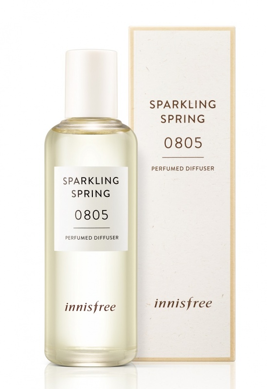 innisfree居室純粹香頌（Sparkling Spring 氣泡水）／720元
在岩石中度過漫長歲月後，在巨力的推動下向上升騰的水，此刻的清涼舒爽似乎讓時間都停下腳步捨不得前行。咕嚕咕嚕冒泡的碳酸能量和讓人心情舒爽的清新氛圍被完整裝載於此。敬請感受這份碳酸帶來非比尋常的輕鬆愉快。