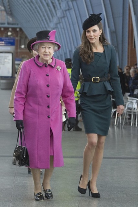 2012年，女王與孫媳婦凱特現身於倫敦King's Cross車站。（PA）