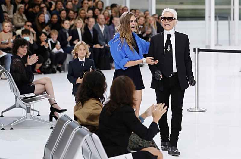 卡爾‧拉格斐（Karl Lagerfeld）謝幕時，超模卡拉‧迪瓦伊衝上前擁抱他。（歐新社）