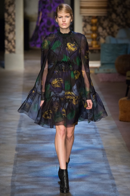 Erdem 2015秋冬RTW 斗篷 74,900元、洋裝 682,00元
