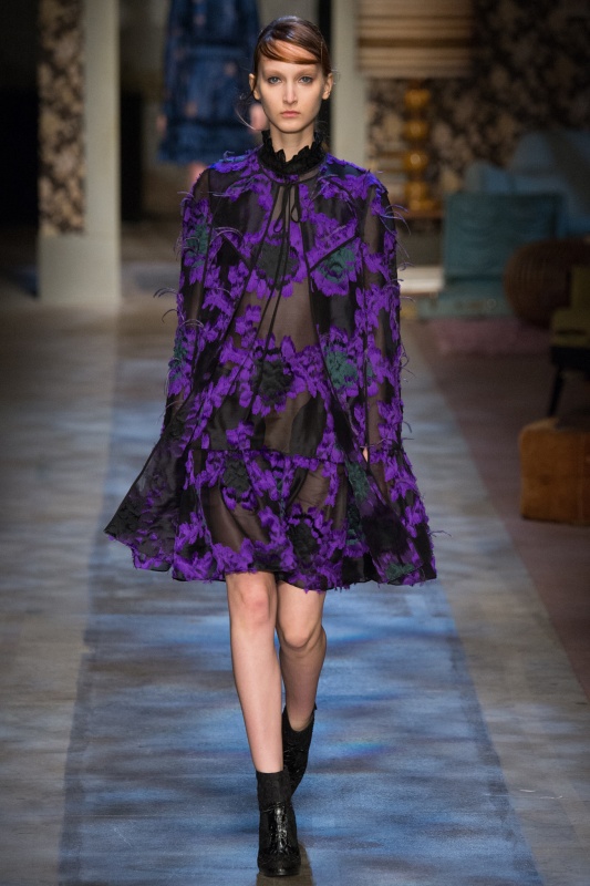 Erdem 2015秋冬RTW 斗篷 98,200元、洋裝 641,00元
