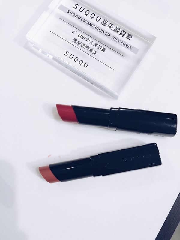 SUQQU晶采潤澤唇膏／各1,900元
3合1機能性唇膏，自然顯色且非常滋潤。必搶色為原本只有在日本梅田販售的色號EX -18，與只有在倫敦販售的EX -19。