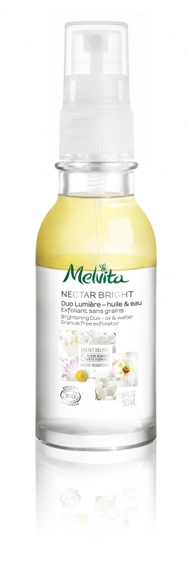 Melvita海百合煥白雙效露（50ml）／1,580元
以油、水雙重劑型設計，添加五種白花精萃，能立即補水、煥新老廢角質，結合經過浸泡法萃取的百合花油，滋潤與修護皮脂膜，發揮鎖水潤澤作用。