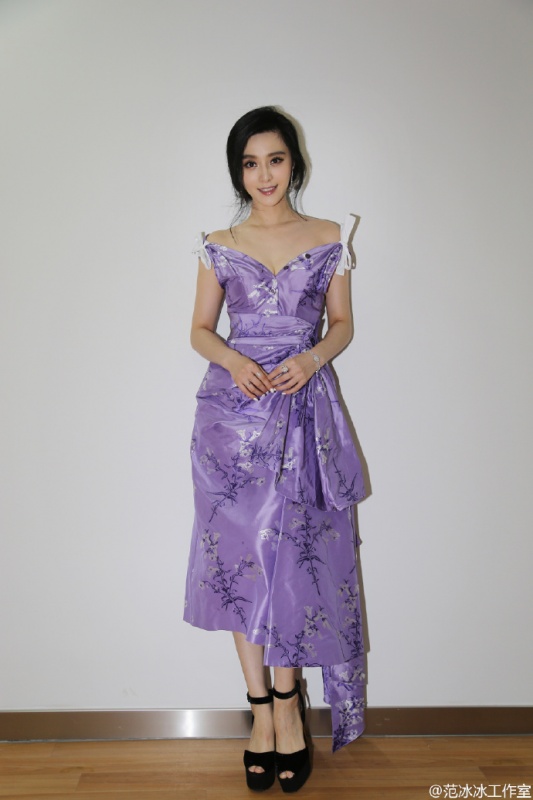 范冰冰身穿Miu Miu 2016秋冬系列裙裝宣傳電影。
