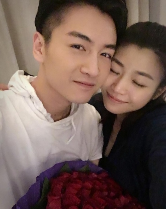 陳妍希（右）和陳曉（左）拿著玫瑰花靠頭自拍。（翻攝自Instagram）