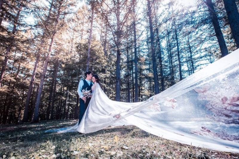 陳怡蓉特別前往日本北海道拍攝婚紗照，絕美景緻與浪漫婚紗營造動人氛圍。（明悅整合行銷提供）