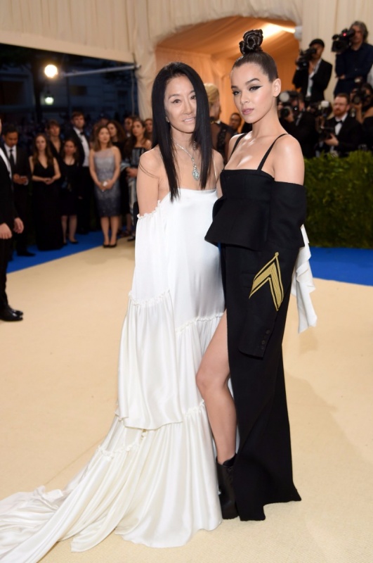 Vera Wang and Hailey Steinfeld（法新社）