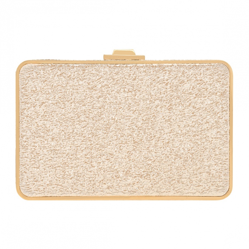 CHARLES & KEITH白金色方型壓扣手拿包，NT2,090。