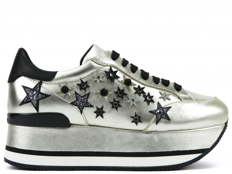 HOGAN星星鉚釘繫帶休閒鞋，NT26,900。