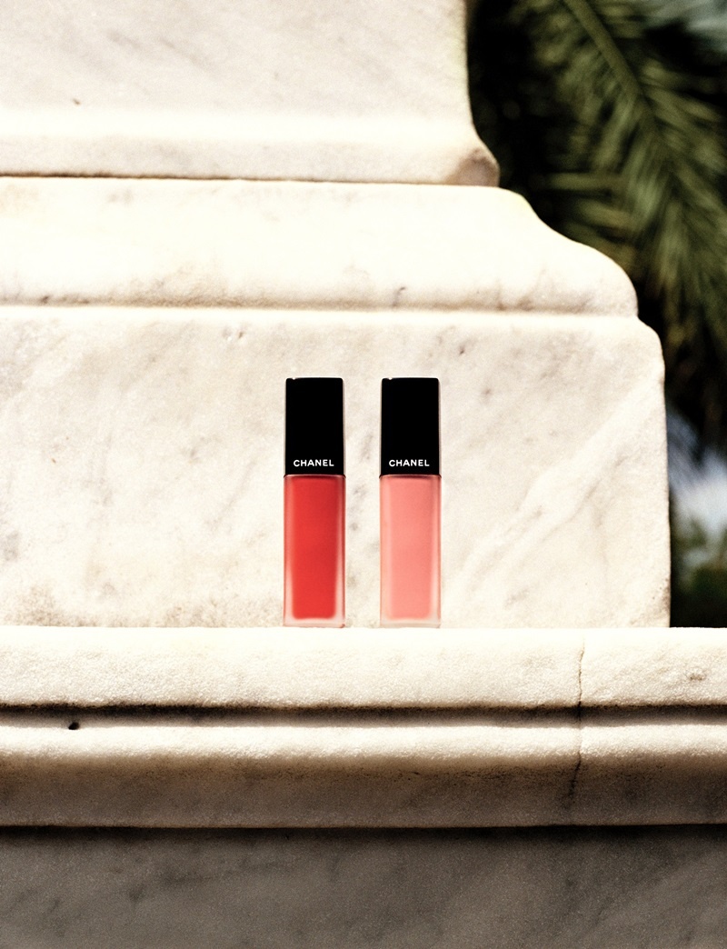 （由左至右）香奈兒超炫耀絲絨唇露，#164紅石榴琴酒，#166紅粉佳人／6ml，1,250元。