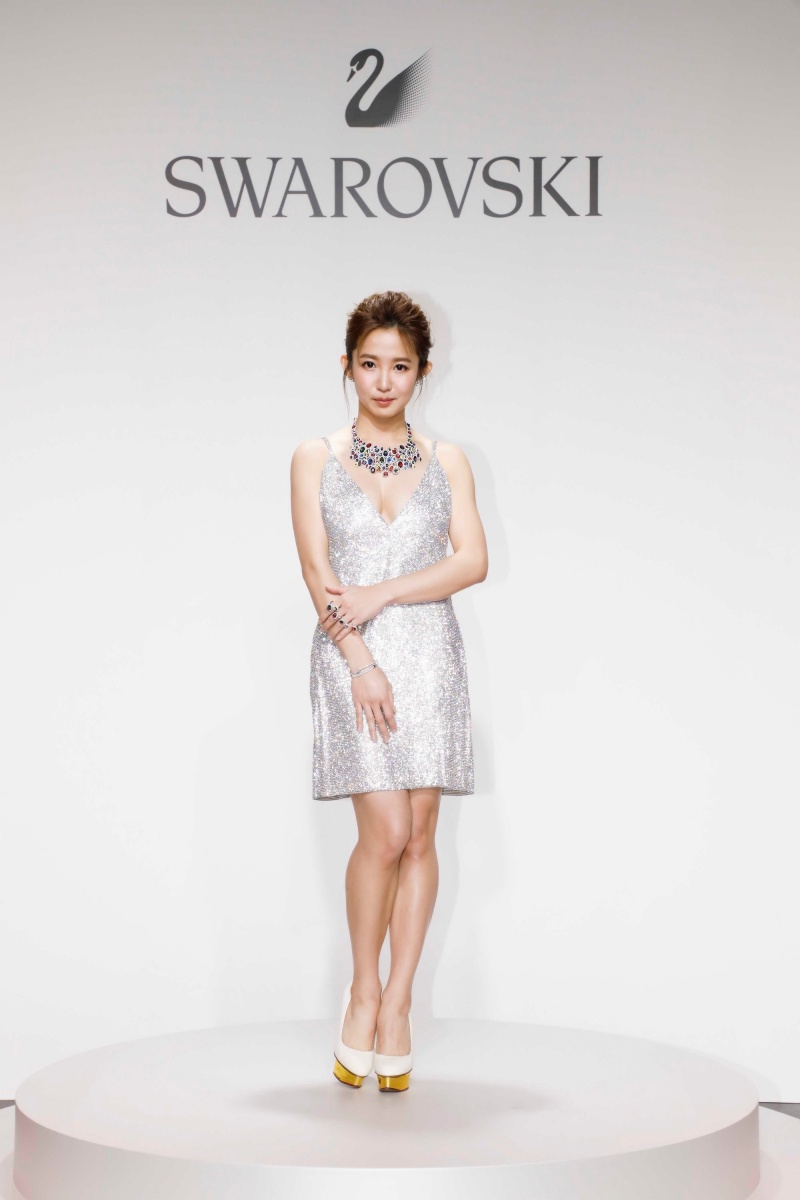 SWAROVSKI 2018春夏彩虹樂園系列耀眼登場，閃耀水晶加持正能量女神郭書瑤自信煥發巨星光。