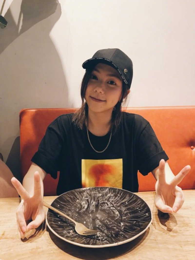 甩肉撇小腹婆！鄧紫棋「用眼充飢」解饞、狠消水腫登台開唱！