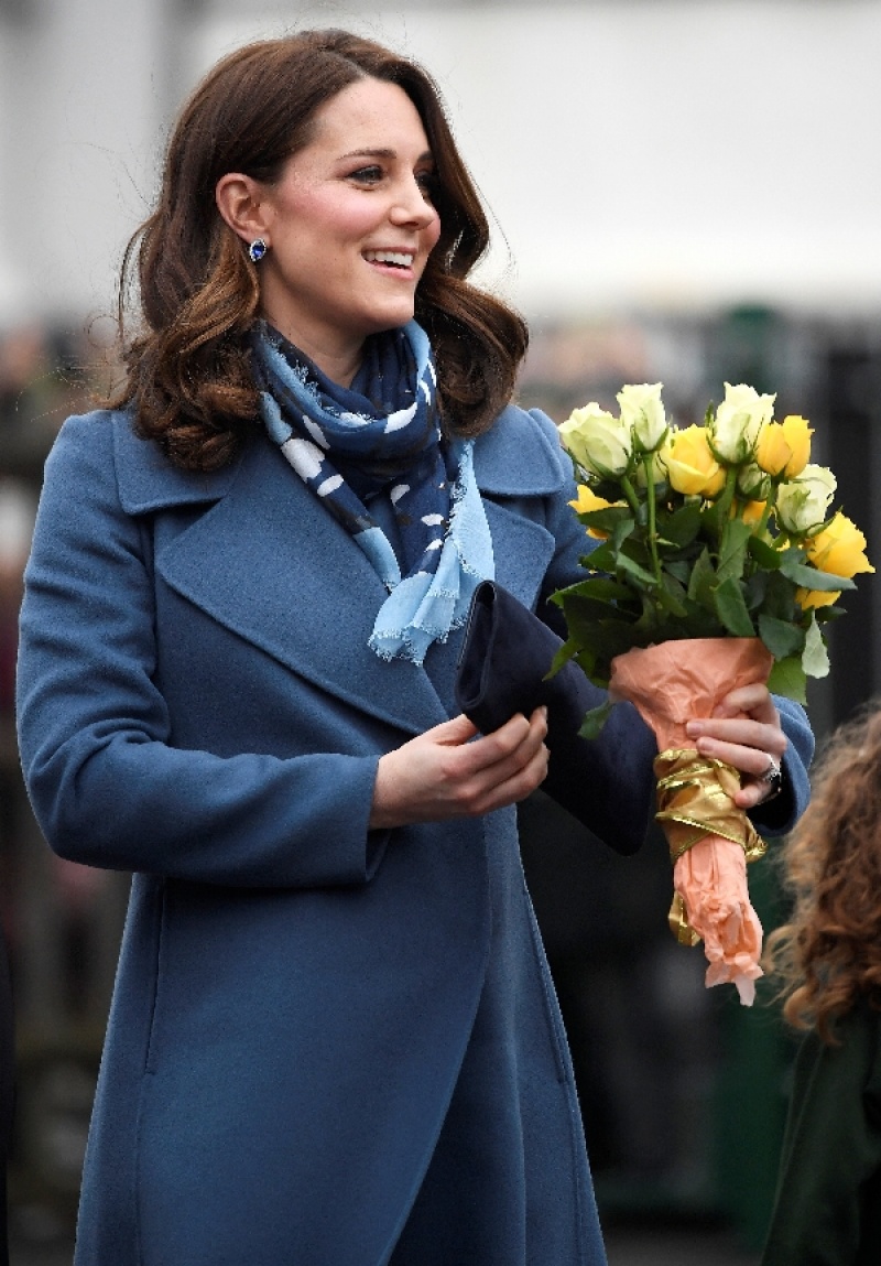 「皇家藍」到底有多神秘？英國女王、凱特王妃總是挑這個顏色的潛規則是...