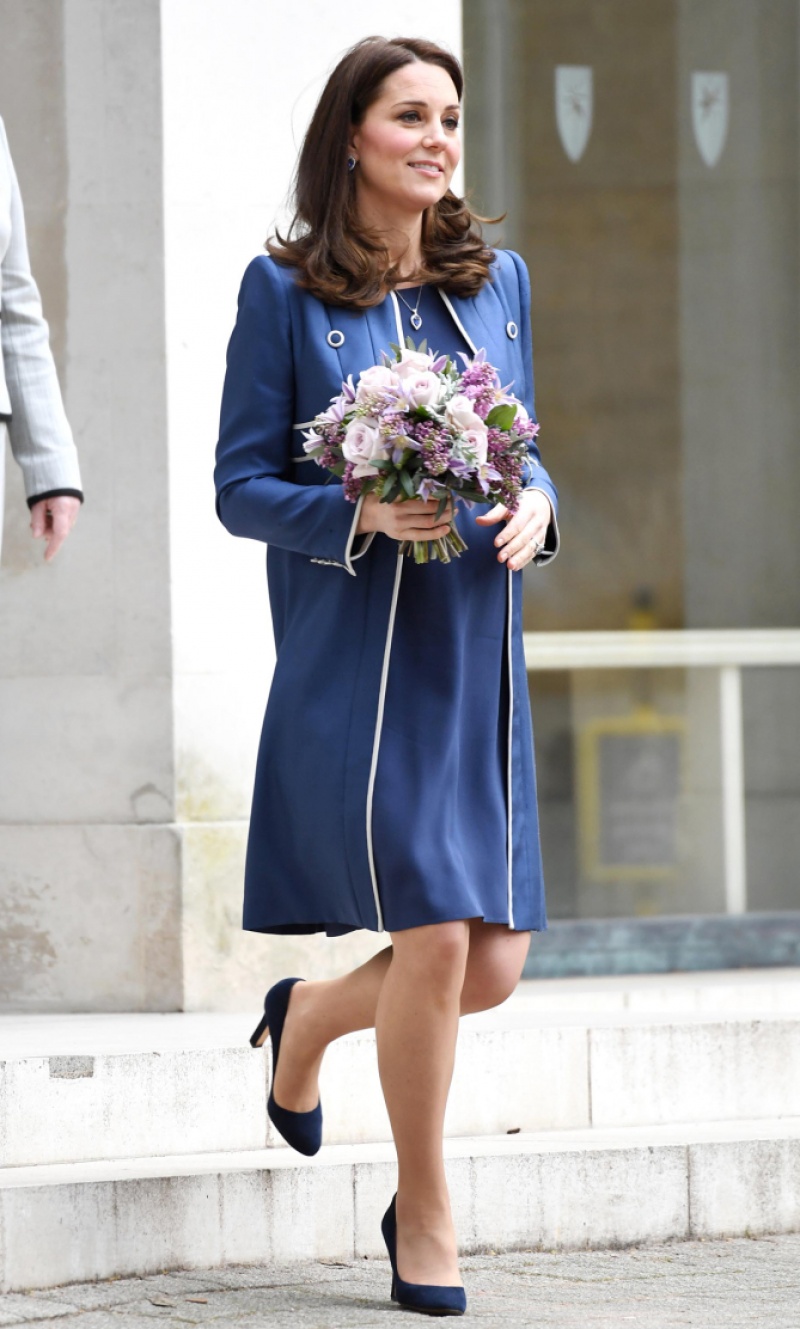 凱特王妃挺8月孕肚展現「換季穿搭」！致勝關鍵仍是經典皇家藍