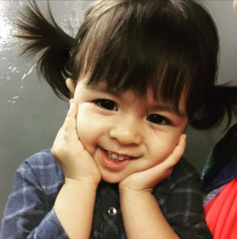 Gigi梁詠琪混血女兒3歲啦！「大眼挺鼻+開朗笑容」萌化人心！